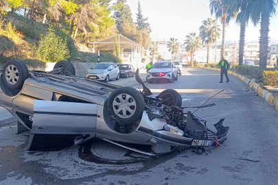 Virajı alamayan otomobil refüjdeki aydınlatma direğine çarpıp takla attı: 2 yaralı