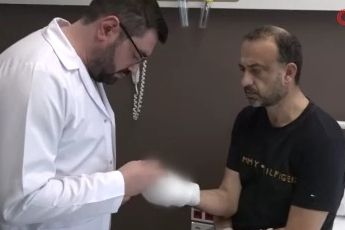 Kopan parmağını buz poşetine koyup yurt dışından Türkiye'ye geldi