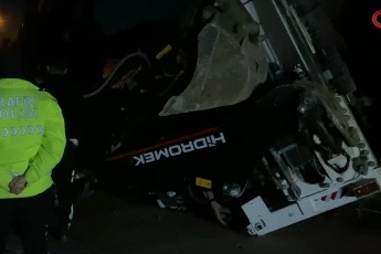 Bursa'da iş makinesi vinçten düştü