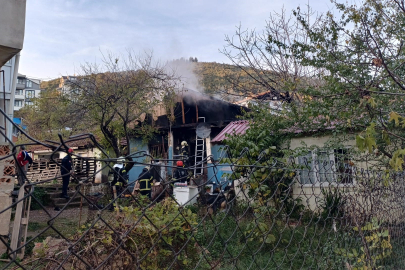 Çakmağı doldururken hem kendini hem de evi yaktı