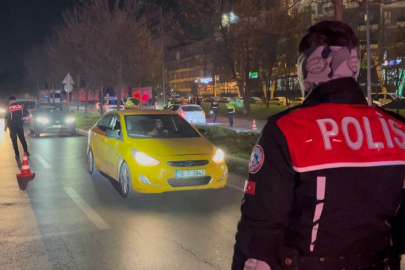 Bursa'da yılbaşı öncesi polis uygulamasında çok sayıda şüpheli yakalandı