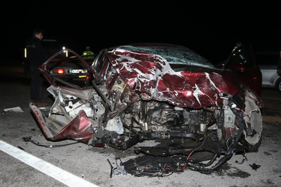 Çanakkale'de iki otomobilin çarpıştığı kazada 5 kişi öldü, 1 kişi yaralandı