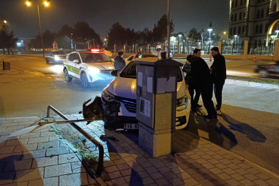 Kontrolü kaybedip trafik levhalarına çarptı: 1 yaralı