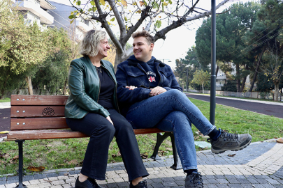 Annesinin böbreğiyle hayata tutundu