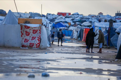 Gazze’de olumsuz hava koşulları, yerinden edilenlerin dramını derinleştiriyor