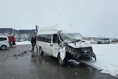 İşçi servisi tıra çarptı: 11 yaralı