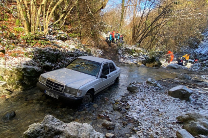 Karlı havada atletli bir adam, dere yatağında otomobilden 10 metre uzaklıkta ölü bulundu