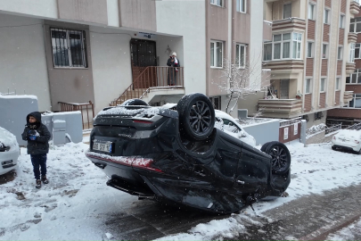 Ümraniye'de kontrolden çıkan otomobil takla attı: 3 yaralı