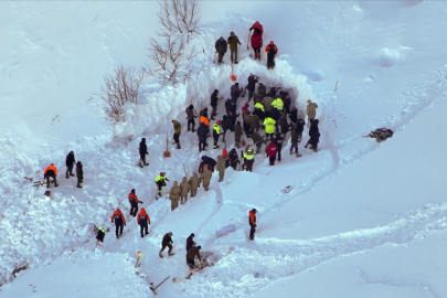 Artvin'de çığ altında kalan çobanı arama çalışmalarına ara verildi