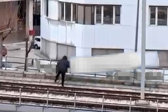 Rüzgarın kopardığı tabela metro hattına düştü