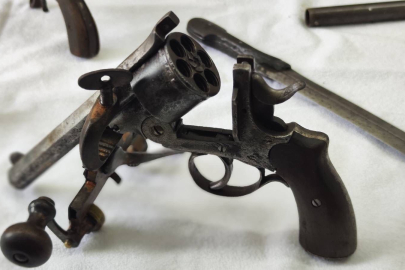 Bursa'da tarihi eser operasyonu: Çok sayıda silah ve obje ele geçirildi