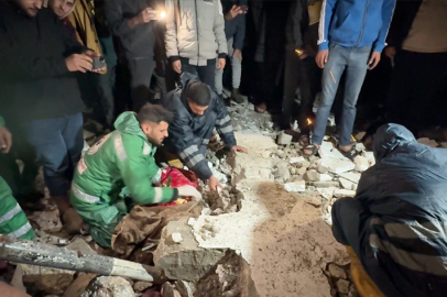 Gazze'de İsrail saldırısında hasar gören binalar çöktü, 4 kişi hayatını kaybetti