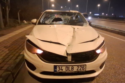 Bursa'da akıl almaz trafik kazası: Demir bariyerler araçların üzerine düştü