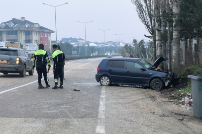 İnegöl'de kontrolden çıkan otomobil kaldırıma ve ağaca çarptı: 2 yaralı