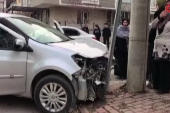 Bursa'da iki otomobil çarpıştı! Karnesini alan minik kız yaralandı