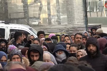 Bursa'da indirim izdihamı: 100 liralık alışveriş için dondurucu soğukta saatlerce beklediler