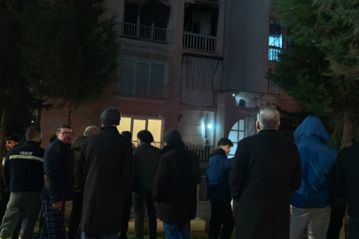 İnegöl'de ev yangını: 1'i çocuk 3 kişi dumandan etkilendi