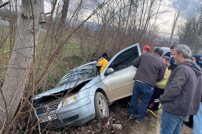 İnegöl’de kontrolden çıkan otomobil ağaca çarptı: 1 yaralı