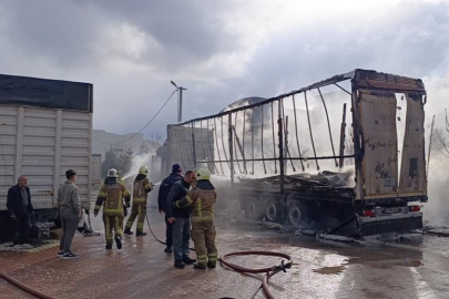 İnegöl'de park halindeki sünger ve mobilya yüklü tır dorseleri alev alev yandı