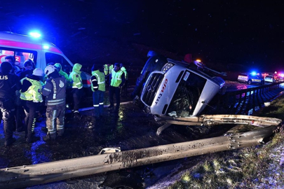 Kuzey Çevre Otoyolu'nda servis minibüsü devrildi, 11 kişi yaralandı