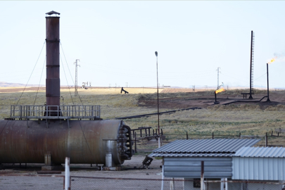 Suriye'nin Deyrizor ilindeki aşiretler, Fırat'ın doğusundaki Ömer petrol ve Kuniko gaz sahasını ele geçirdi