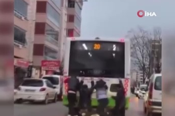 Bursa'da çocuklardan tehlikeli yolculuk!