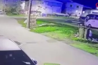 Bursa'da park halindeki otomobile çarpıp kaçtı