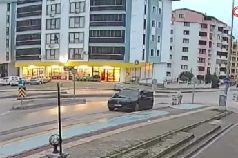 Direksiyon dersinde fren yerine gaza bastı: Otomobil dükkânın önüne uçtu