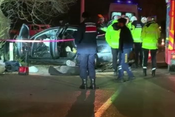 Kontrolden çıkan araç ağaca çarptı: 2 ölü, 2 yaralı