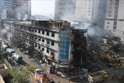 Pakistan'daki alışveriş merkezinde çıkan yangında ölenlerin sayısı 31'e yükseldi