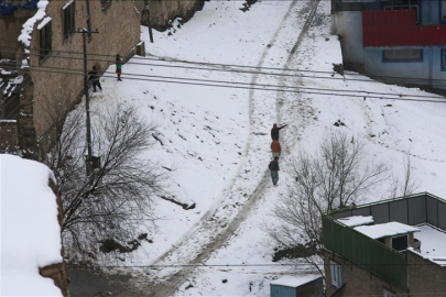Afganistan'da son 3 günde etkili olan kar ve yağmurda 61 kişi yaşamını yitirdi