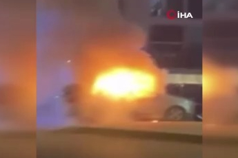 Bursa'da araç alev aldı, esnaf yangın tüpleriyle koştu