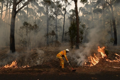 Avustralya'da aşırı sıcaklık uyarıları verilen Victoria eyaletinde yangınla mücadele sürüyor