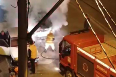 Seyir halindeki otomobil küle döndü