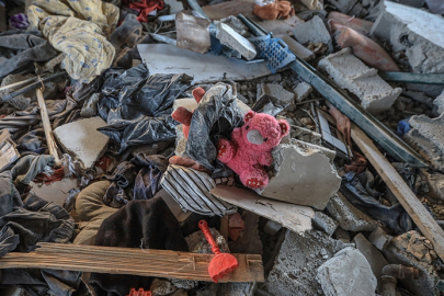 İsrail ateşkese rağmen Gazze Şeridi'nin çeşitli bölgelerine topçu ve hava saldırılarını sürdürüyor