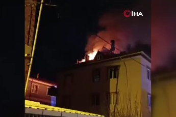 Bursa'da 3 katlı binanın çatısında korkutan yangın