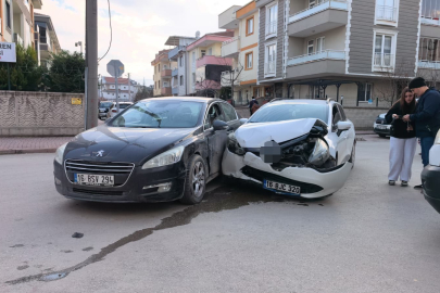 İnegöl'de otomobiller çarpıştı: 3 yaralı