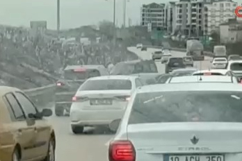 Otobanda tehlike...Ters yöne giren araç trafiği kilitledi