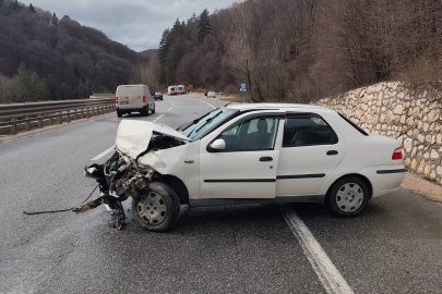 Bursa'da otomobil bariyerlere çarptı: 3 yaralı