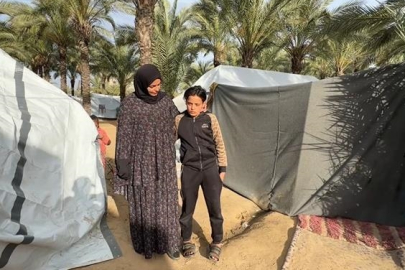 İsrail saldırısında konuşma yetisini kaybeden Gazzeli çocuk annesinin desteğiyle hayata tutunuyor