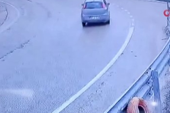 Uludağ yolunda kontrolden çıkan araç bariyerlere çarptı