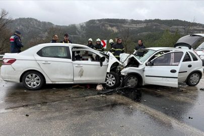 Burdur'da iki otomobilin çarpıştığı kazada 7 kişi hayatını kaybetti