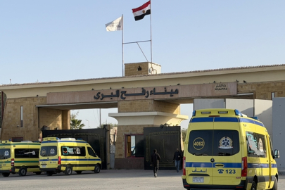 Gazze ile Mısır arasındaki Refah Sınır Kapısı yaya geçişlerine "deneme" amaçlı açıldı