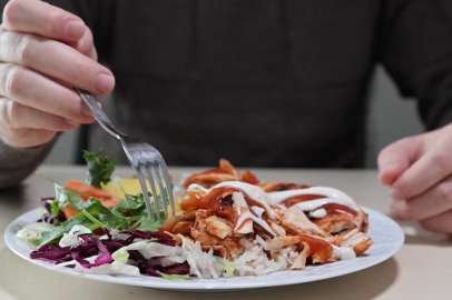 Pet şişeyi açamayan da çatalın tabakta çıkardığı sesten rahatsız olan da şikayet etti