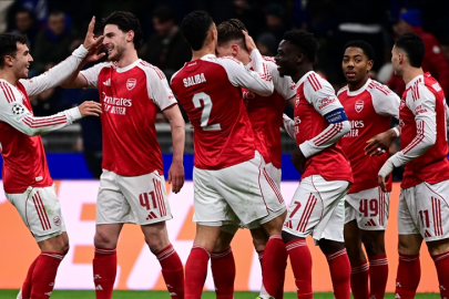 Premier Lig'de Arsenal, rakiplerinin puan kaybettiği haftada liderliğini pekiştirdi