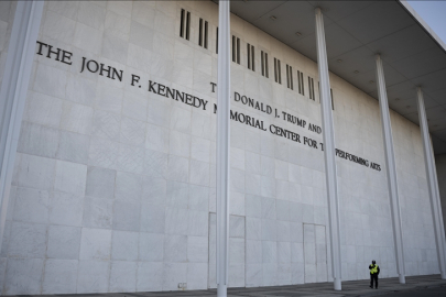 Trump, kendi adını verdiği Kennedy Center'ın tadilat nedeniyle 2 yıl süreyle kapatılacağını açıkladı