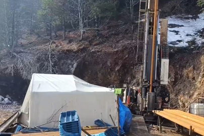 Üzerine kaya düşen işçi öldü