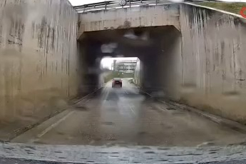 Bursa’da yağışlı yolda korkutan anlar! Otomobil spin attı!