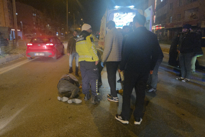 Motosiklet yayaya çarptı: 2 yaralı