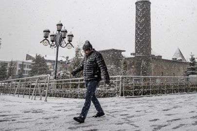 Hafta sonu yurdun batısı yağmurlu, doğusu kar yağışlı geçecek